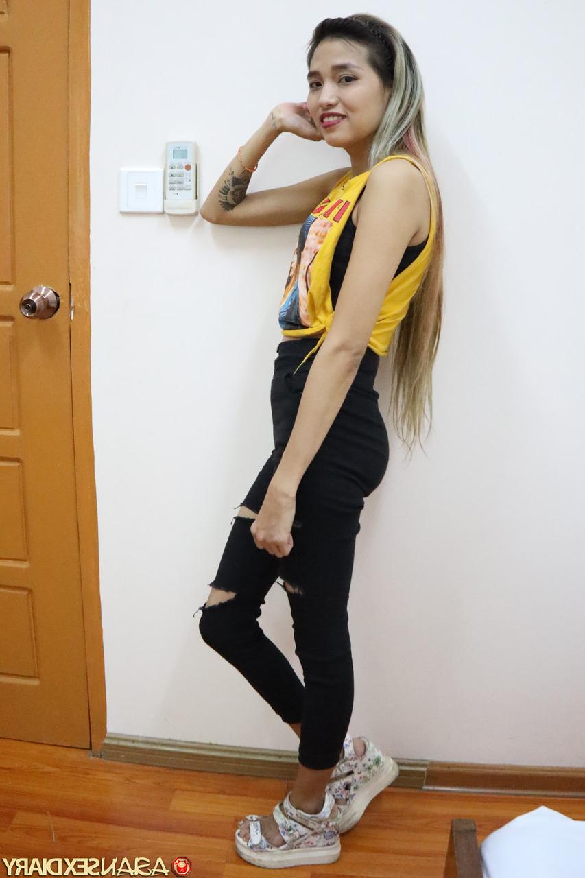 20P Das dünne, blonde Thai-Mädchen Roann zeigt ihre Figur und lässt sich in einer POV-Show ficken