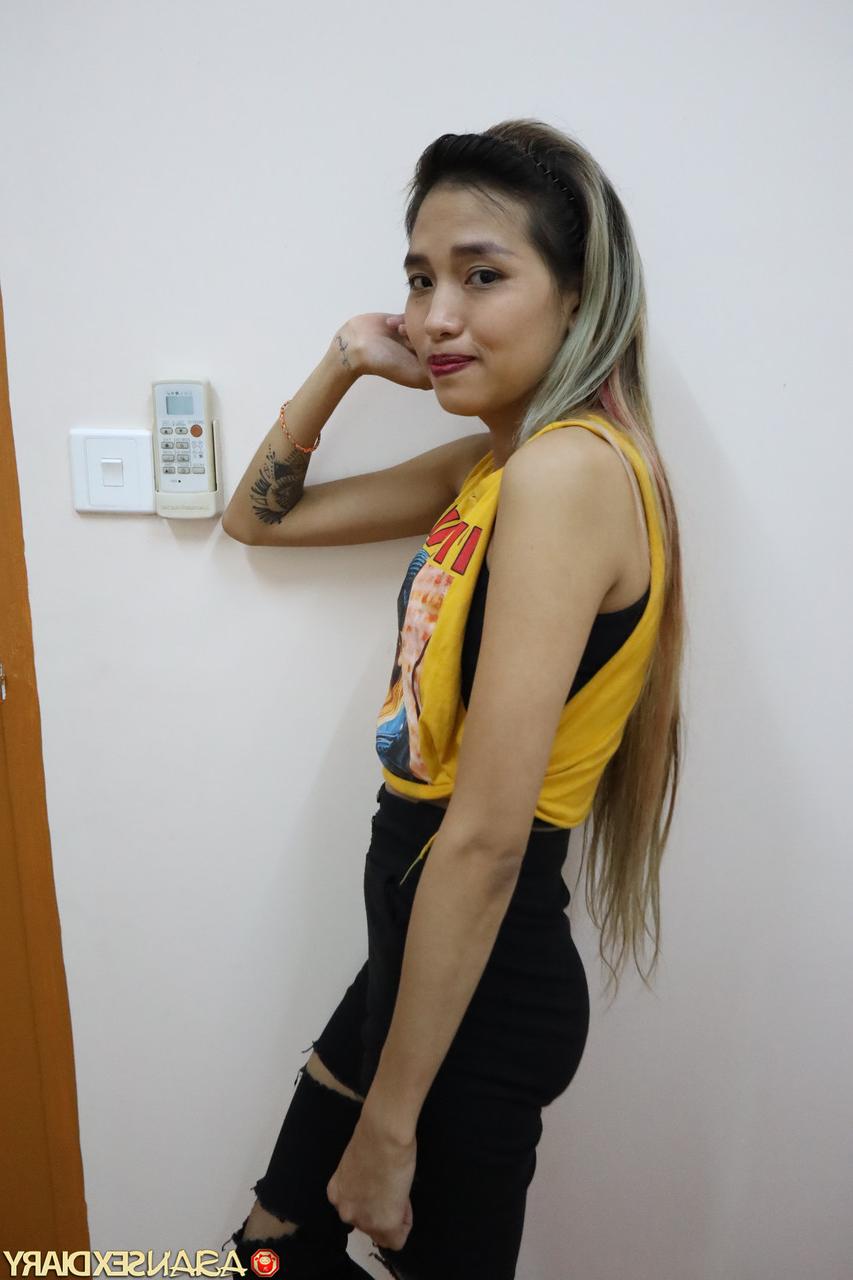 20P Das dünne, blonde Thai-Mädchen Roann zeigt ihre Figur und lässt sich in einer POV-Show ficken