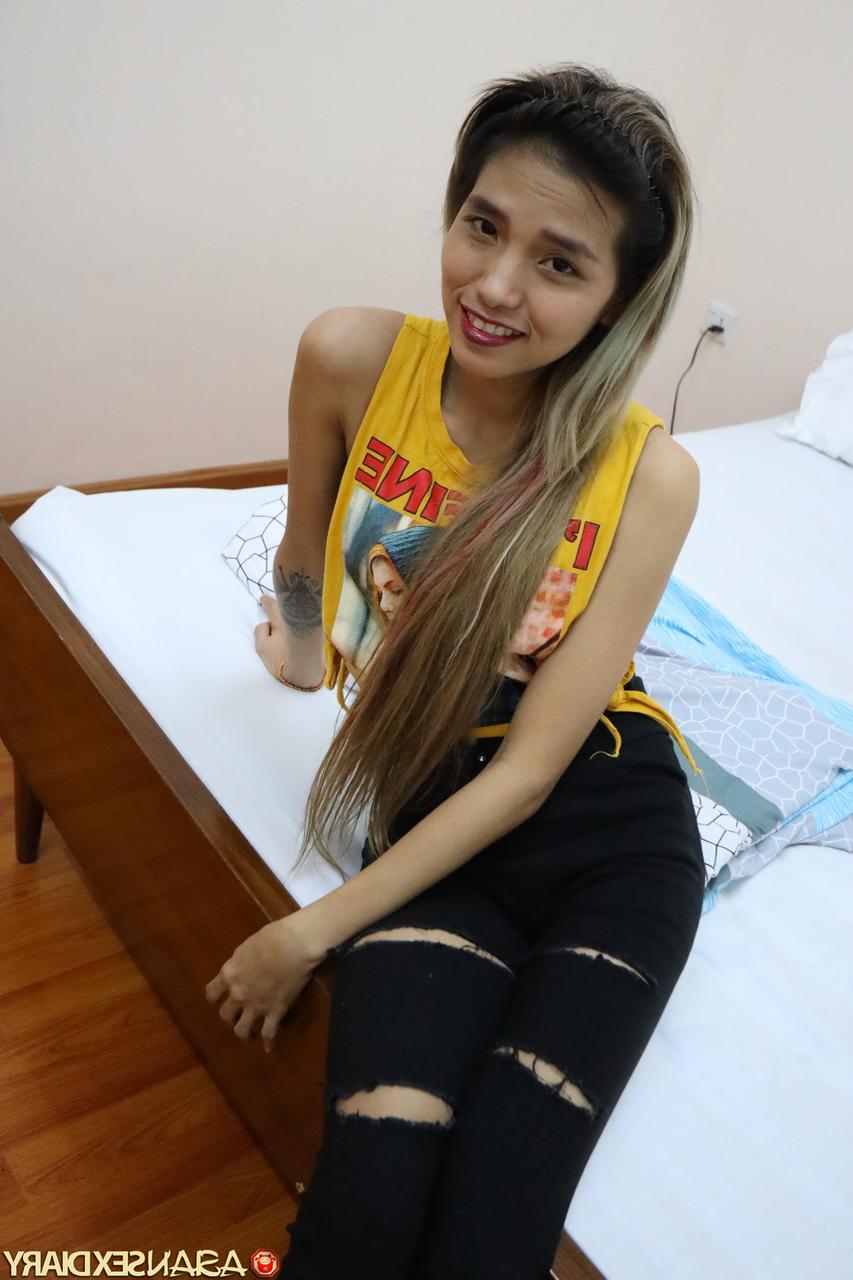 20P Das dünne, blonde Thai-Mädchen Roann zeigt ihre Figur und lässt sich in einer POV-Show ficken