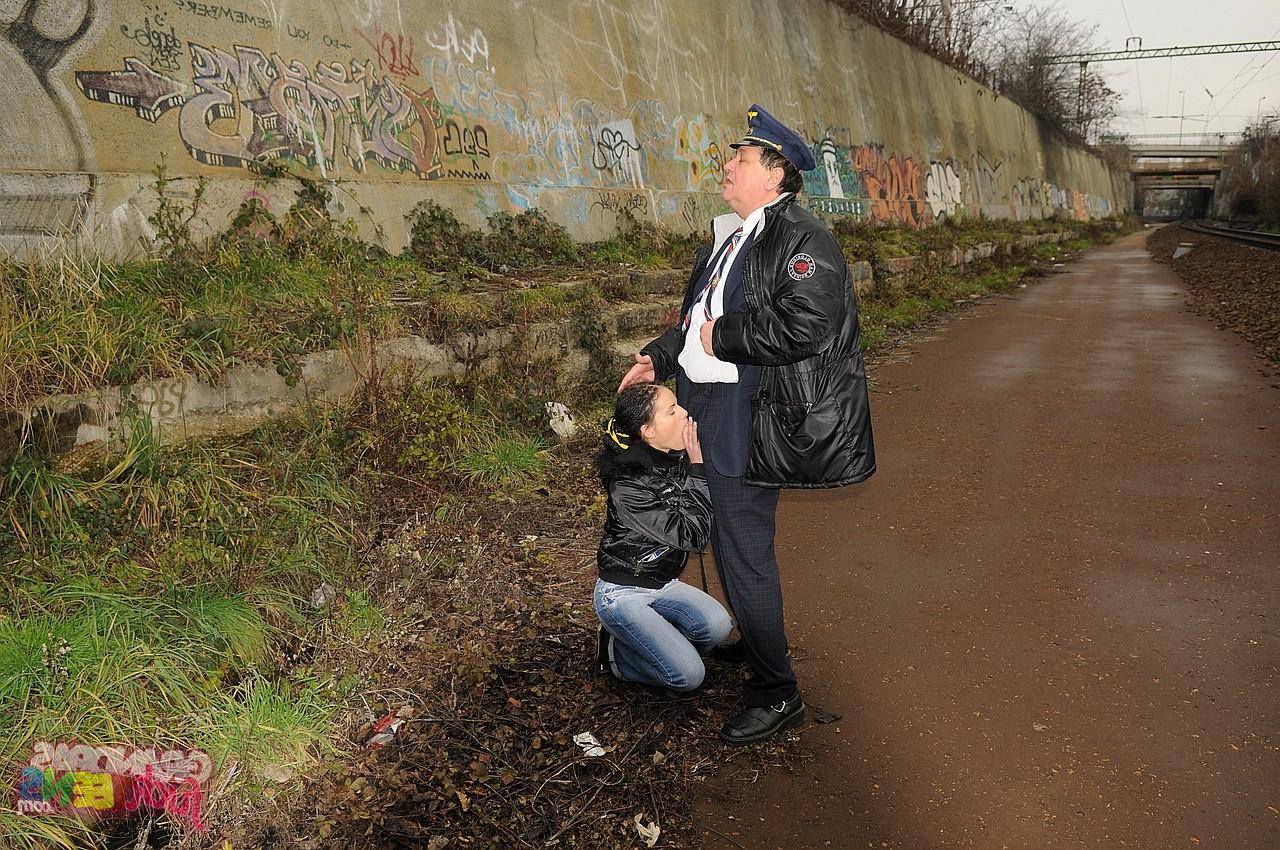 17P La salope amateur Amanda Baby paie son billet de train en suçant un vieux conducteur.