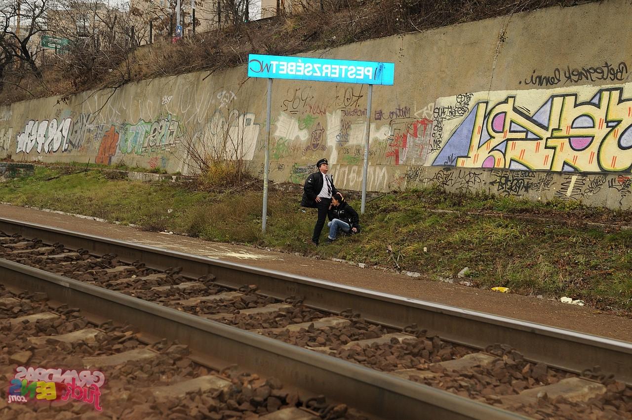 17P La salope amateur Amanda Baby paie son billet de train en suçant un vieux conducteur.