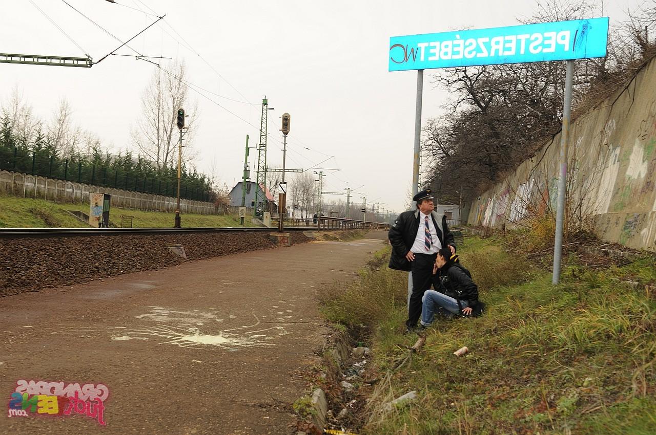 17P La salope amateur Amanda Baby paie son billet de train en suçant un vieux conducteur.