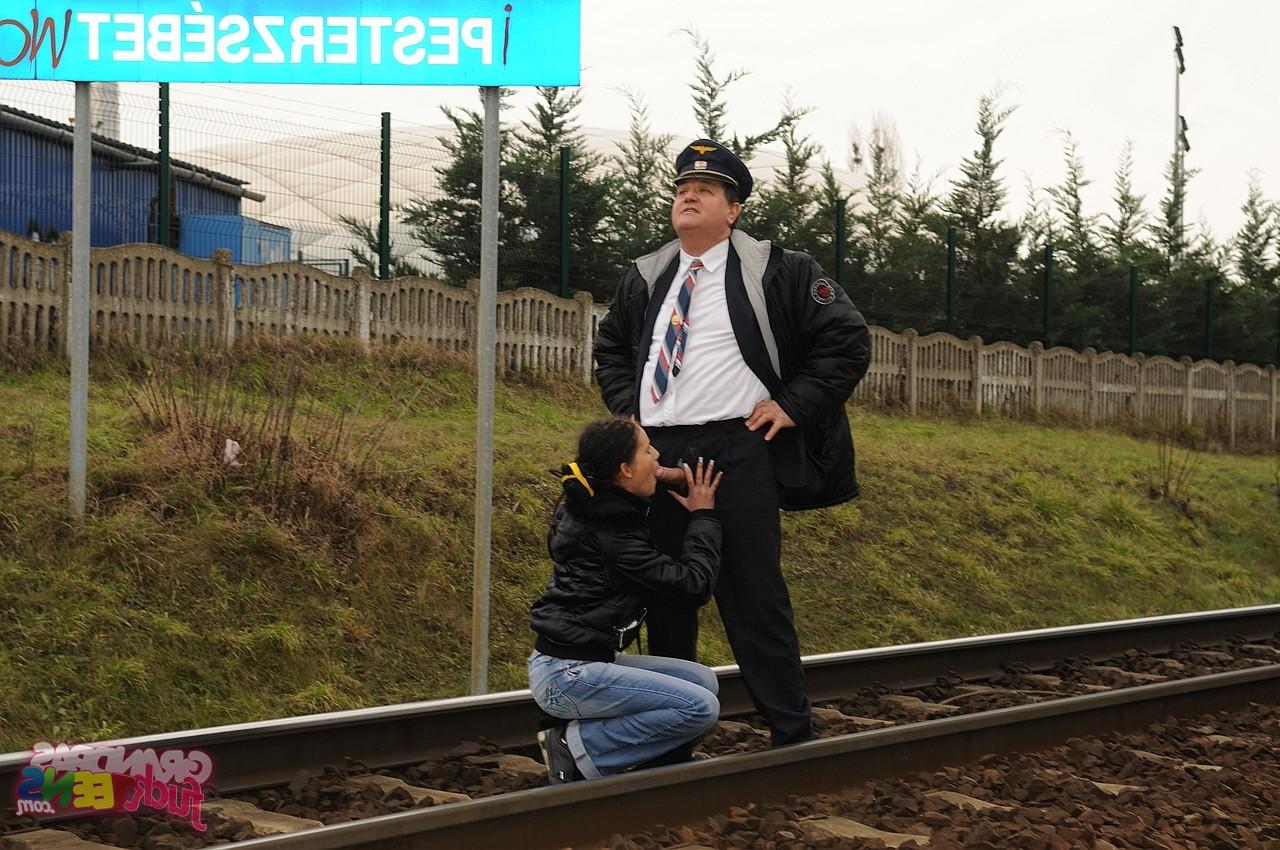 17P La salope amateur Amanda Baby paie son billet de train en suçant un vieux conducteur.
