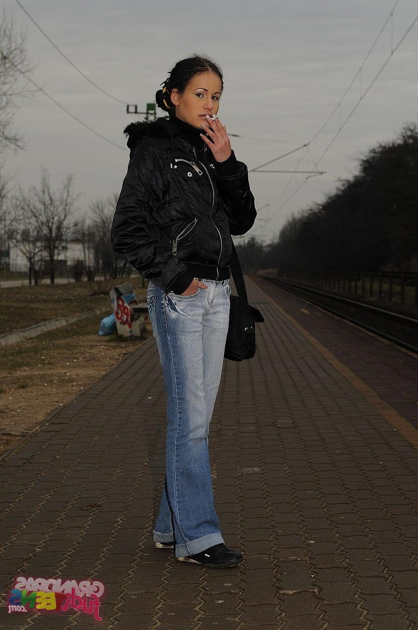 17P La salope amateur Amanda Baby paie son billet de train en suçant un vieux conducteur.