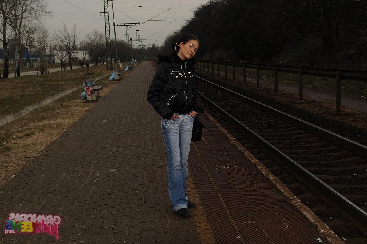 17P La salope amateur Amanda Baby paie son billet de train en suçant un vieux conducteur.
