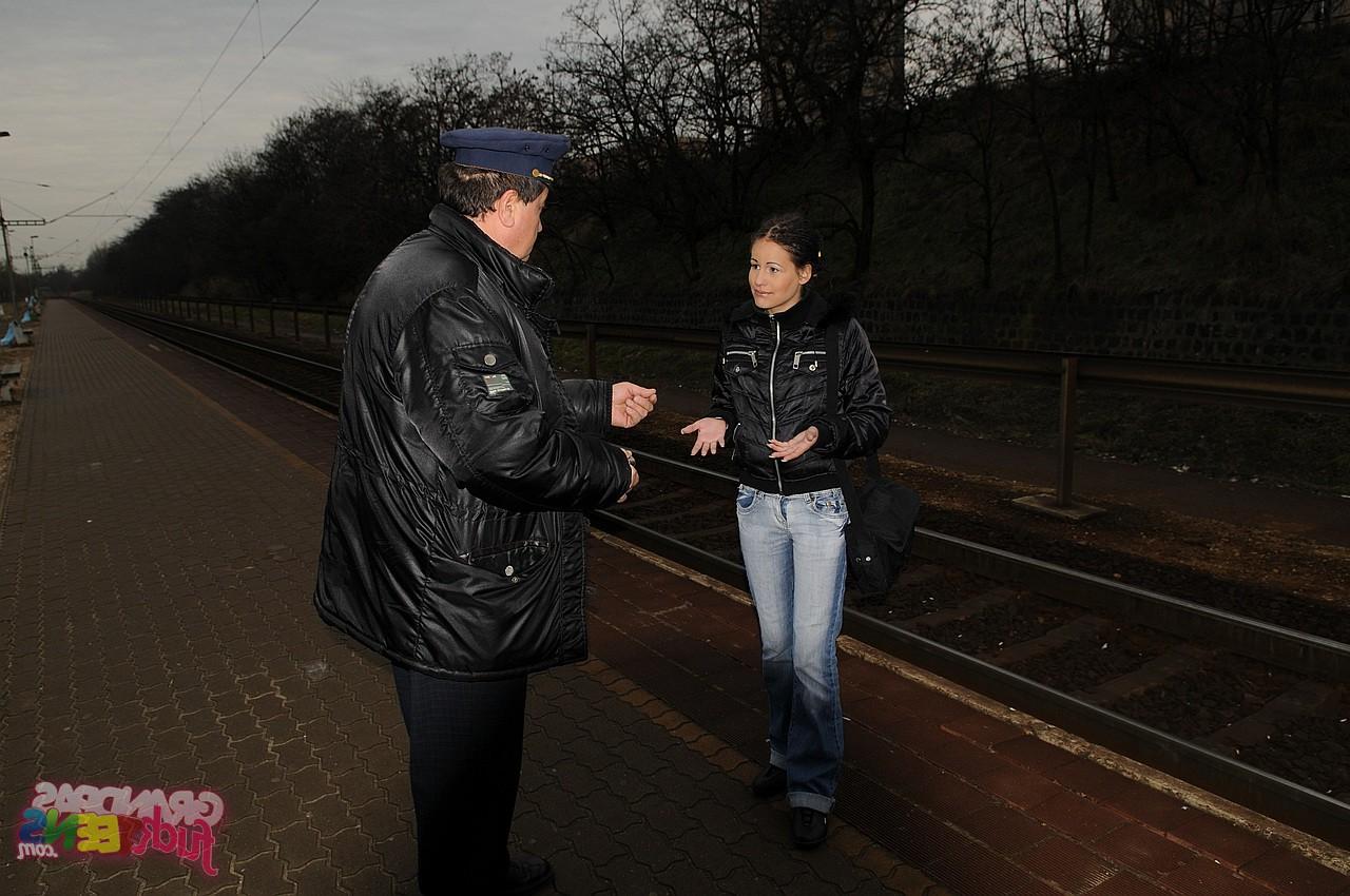 17P La salope amateur Amanda Baby paie son billet de train en suçant un vieux conducteur.