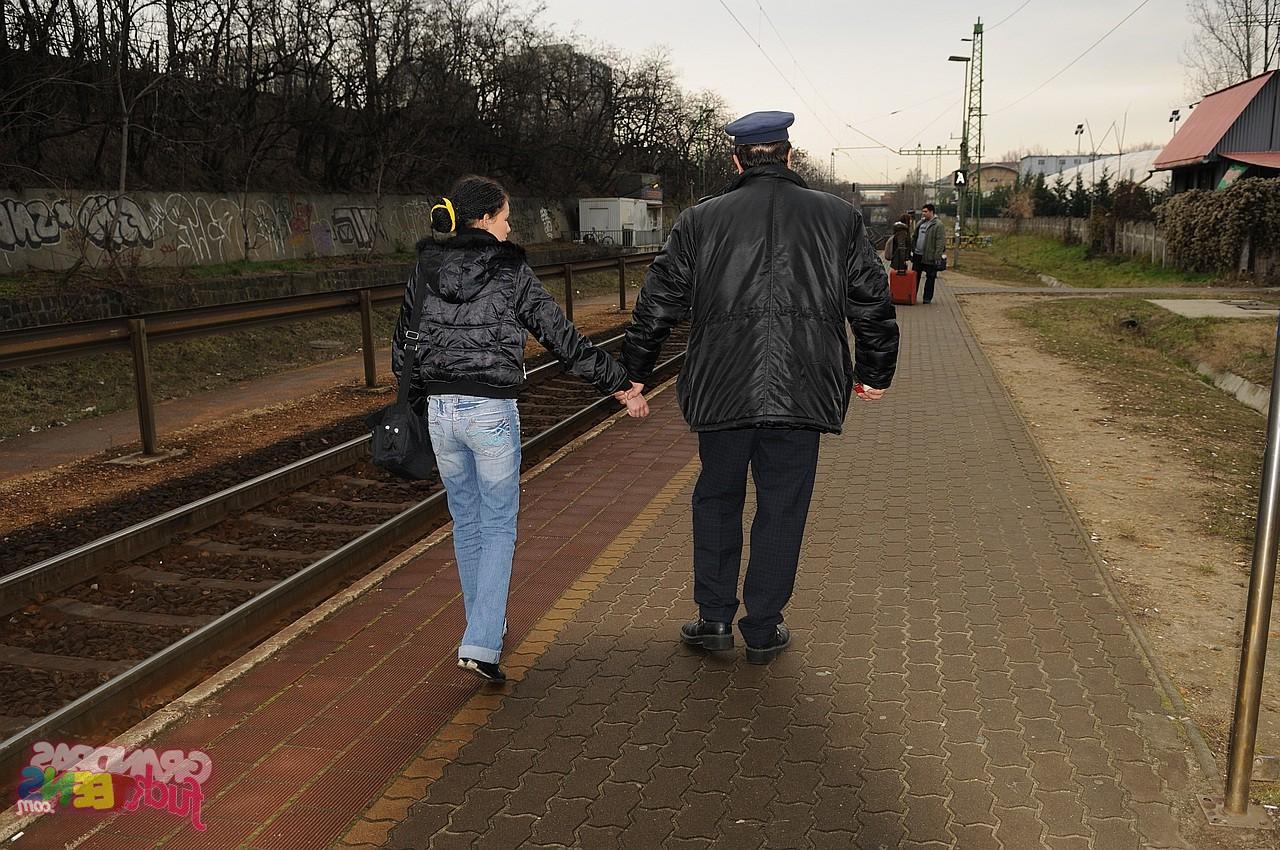17P La salope amateur Amanda Baby paie son billet de train en suçant un vieux conducteur.