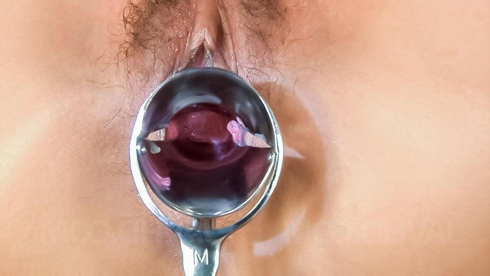15P A garota japonesa Aoi Miyama recebe uma inserção de espéculo durante o sexo MMF