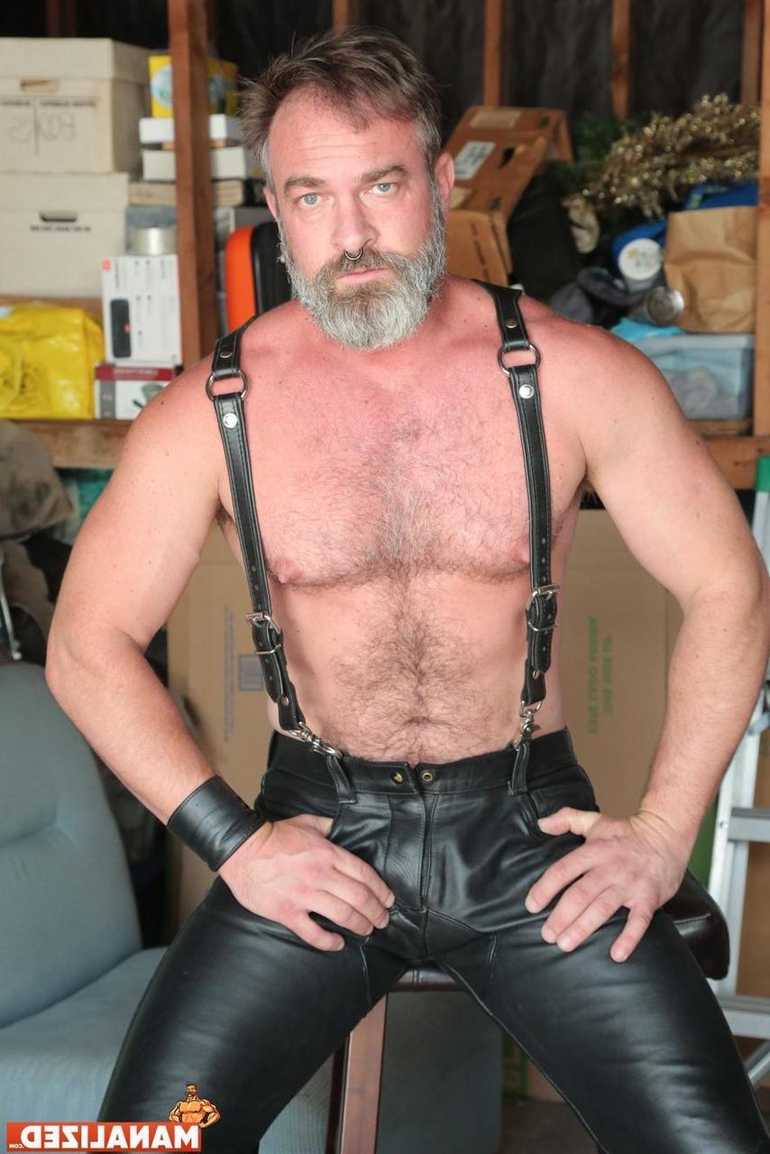 20P Gay bodybuilders Tyler Rush and Kristopher Weston fuck in leather outfits