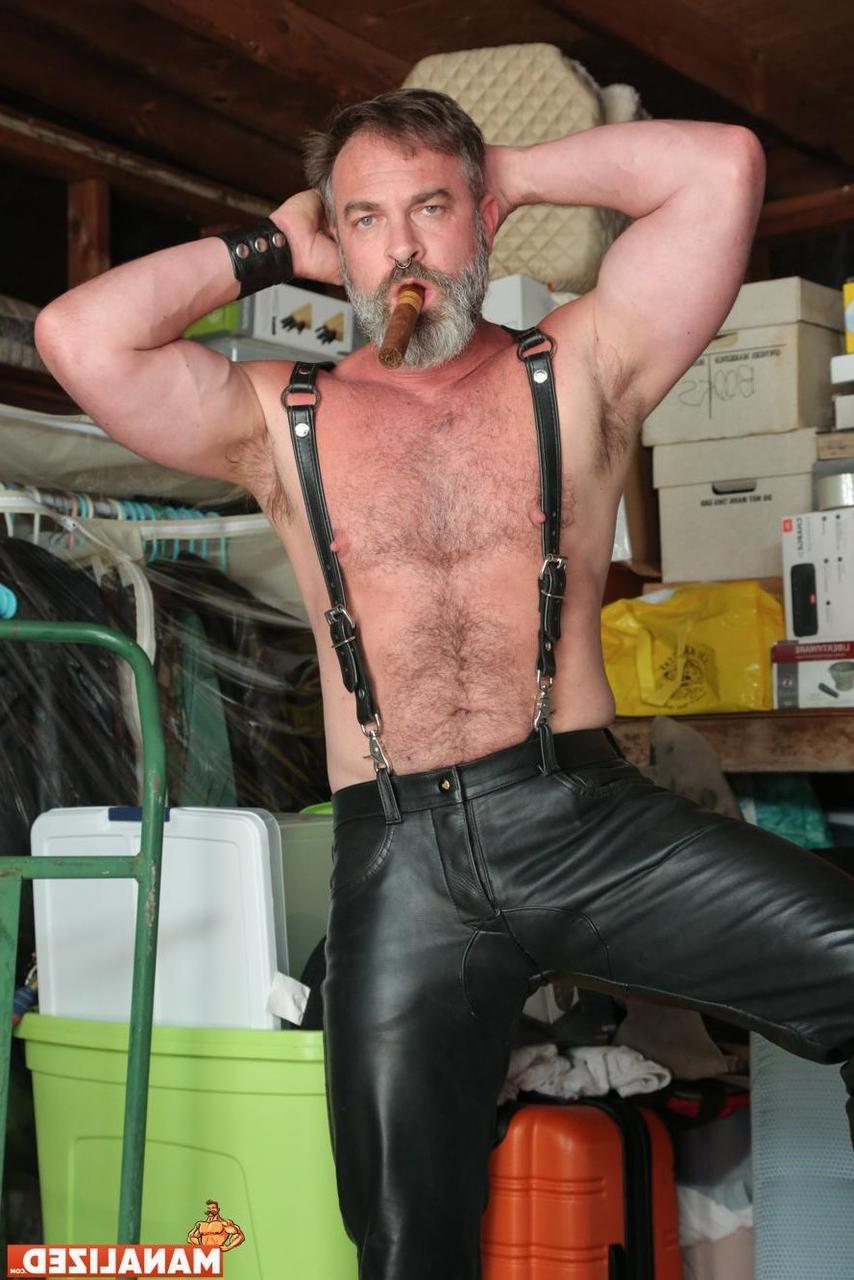 20P Gay bodybuilders Tyler Rush and Kristopher Weston fuck in leather outfits