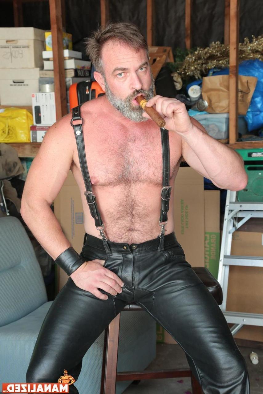 20P Gay bodybuilders Tyler Rush and Kristopher Weston fuck in leather outfits