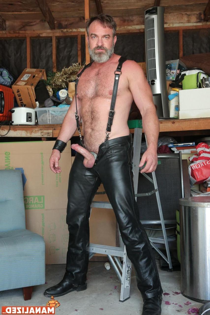 20P Gay bodybuilders Tyler Rush and Kristopher Weston fuck in leather outfits