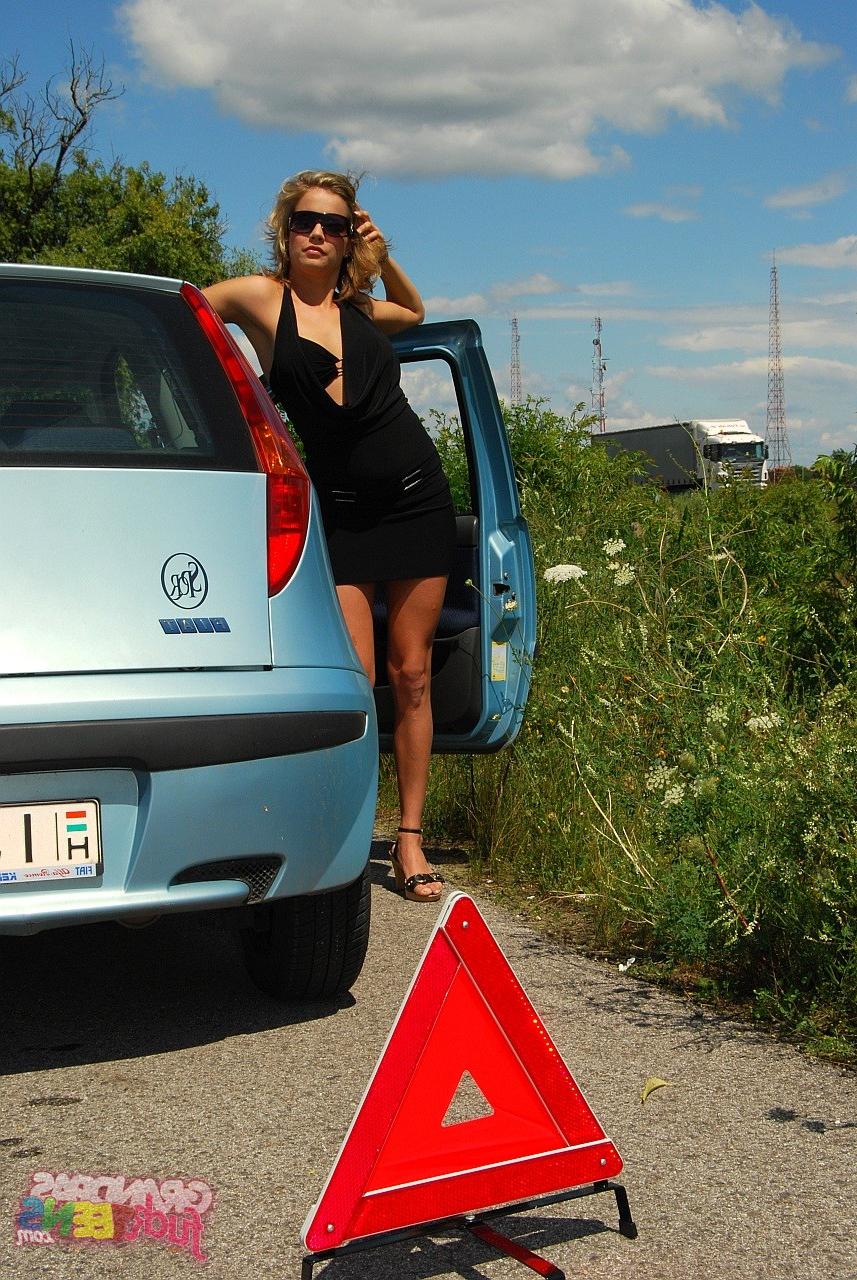 17P Der blonde Amateur-Teenager Laraan leckt einen alten Kerl und wird im Freien gerammt