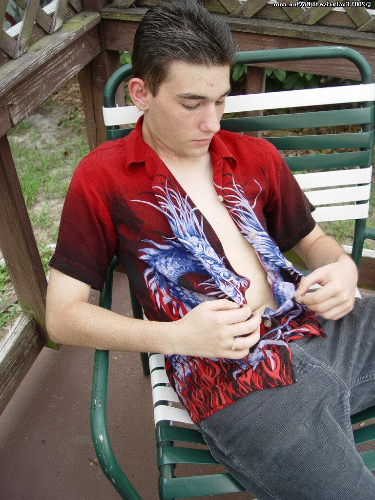 20P Der brünette Schwule Ricki zieht sein Hemd und seine Jeans aus, bevor er nackt im Freien posiert