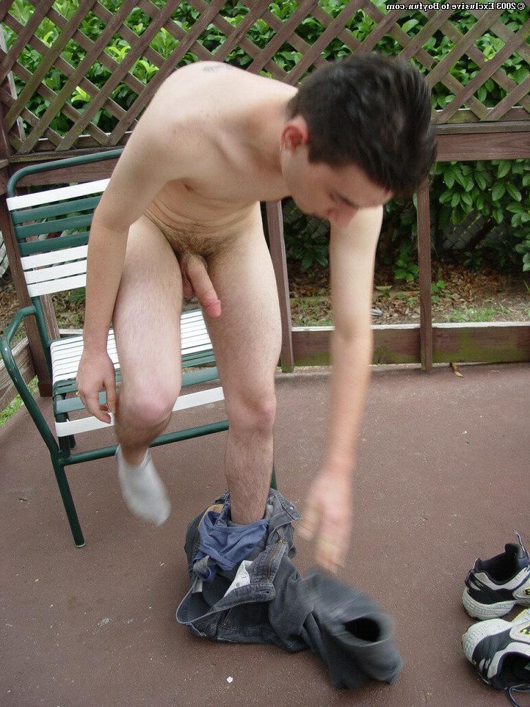 20P Der brünette Schwule Ricki zieht sein Hemd und seine Jeans aus, bevor er nackt im Freien posiert
