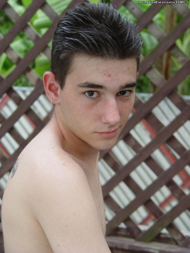 20P Der brünette Schwule Ricki zieht sein Hemd und seine Jeans aus, bevor er nackt im Freien posiert