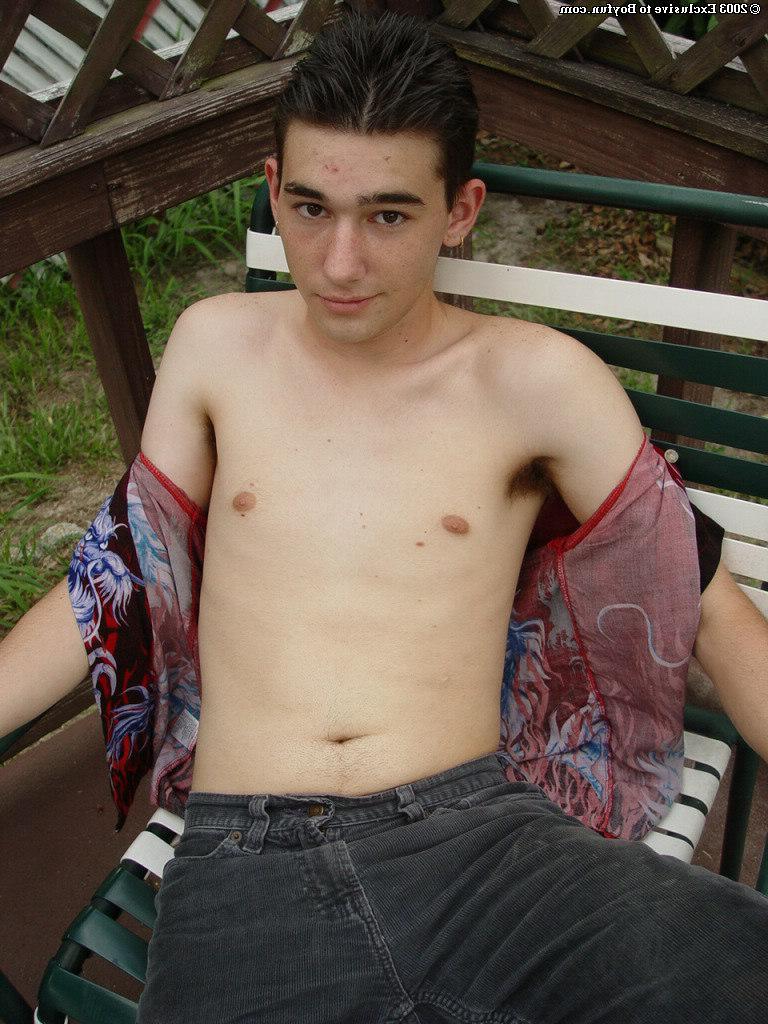 20P Der brünette Schwule Ricki zieht sein Hemd und seine Jeans aus, bevor er nackt im Freien posiert