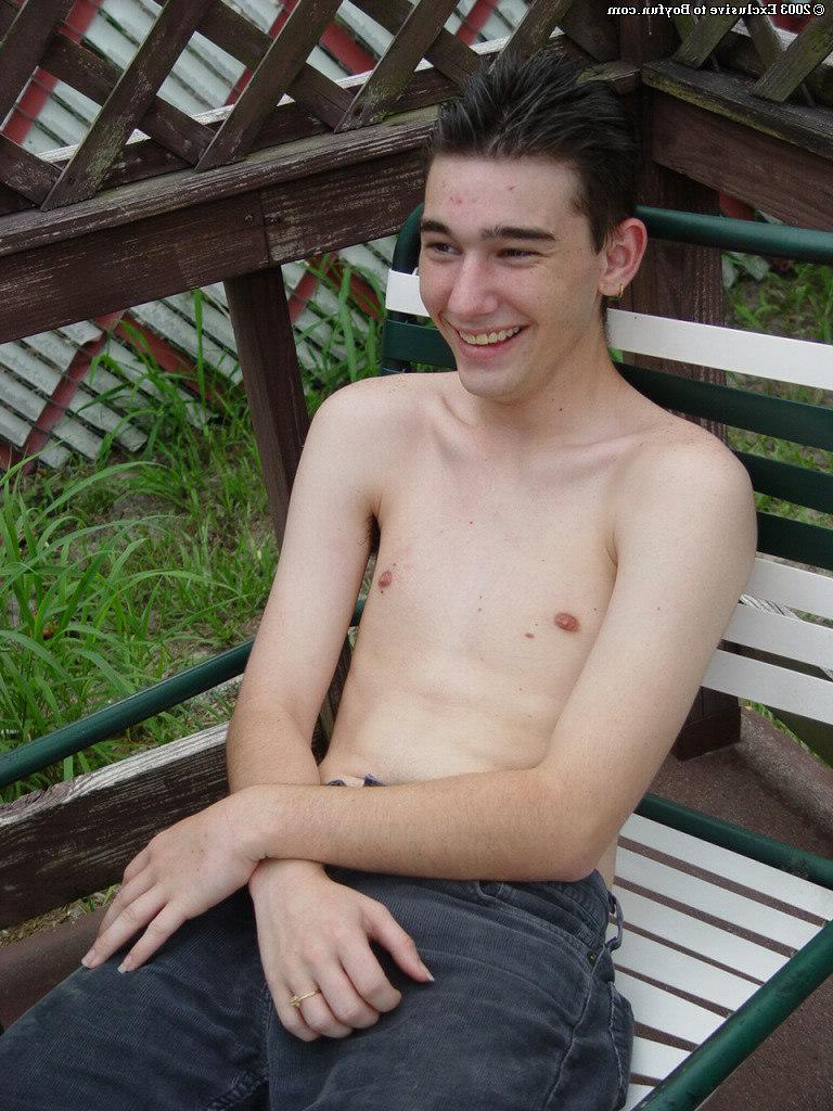 20P Der brünette Schwule Ricki zieht sein Hemd und seine Jeans aus, bevor er nackt im Freien posiert