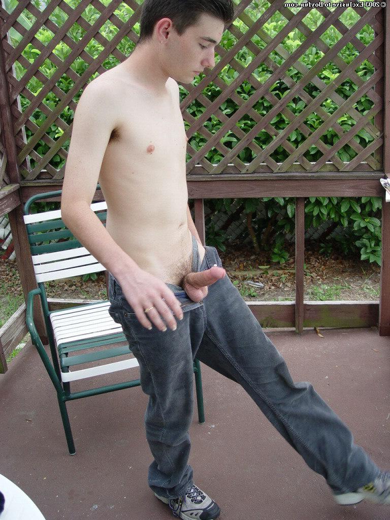 20P Der brünette Schwule Ricki zieht sein Hemd und seine Jeans aus, bevor er nackt im Freien posiert