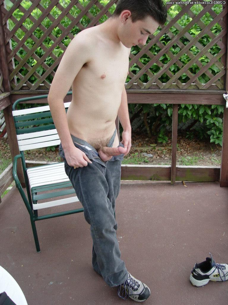 20P Der brünette Schwule Ricki zieht sein Hemd und seine Jeans aus, bevor er nackt im Freien posiert