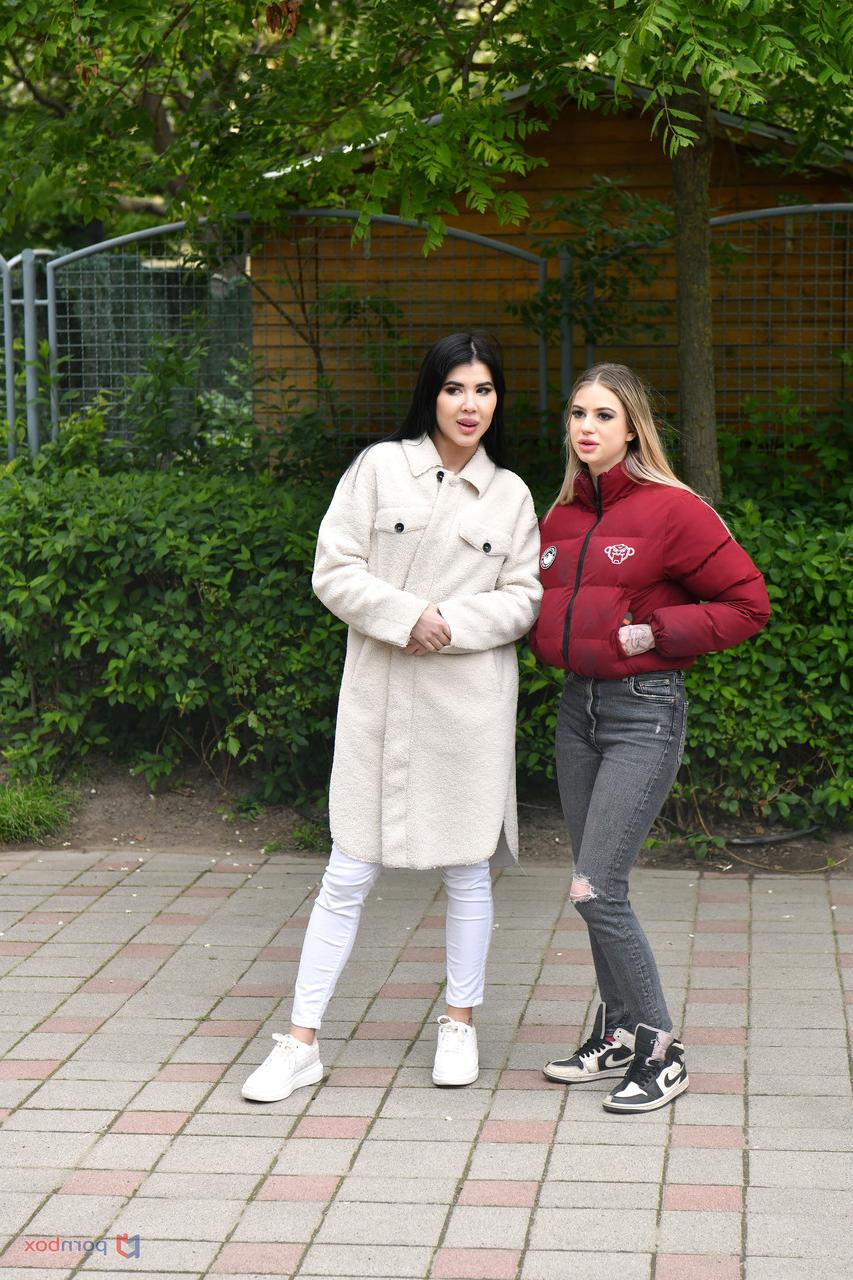 20P Sladyen Skaya et Lady Dee, deux MILF aux courbes coquines, partagent un gode-ceinture et une bite.
