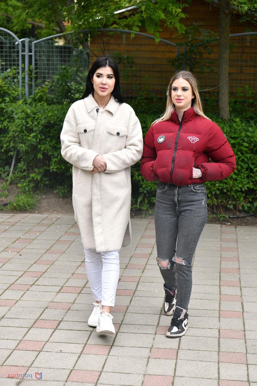 20P Sladyen Skaya et Lady Dee, deux MILF aux courbes coquines, partagent un gode-ceinture et une bite.