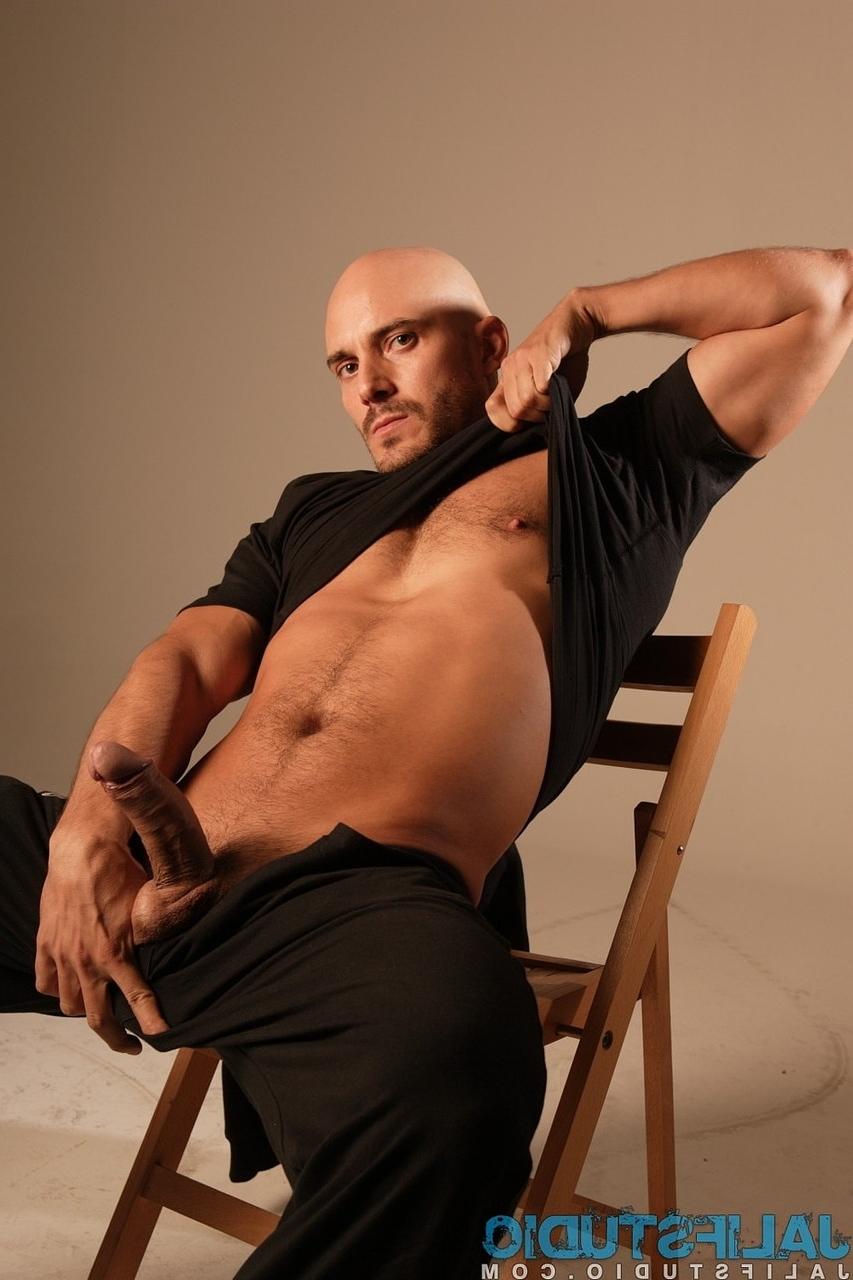 13P O careca gay gostoso Yenier tira sua camisa preta e mostra seu pau duro