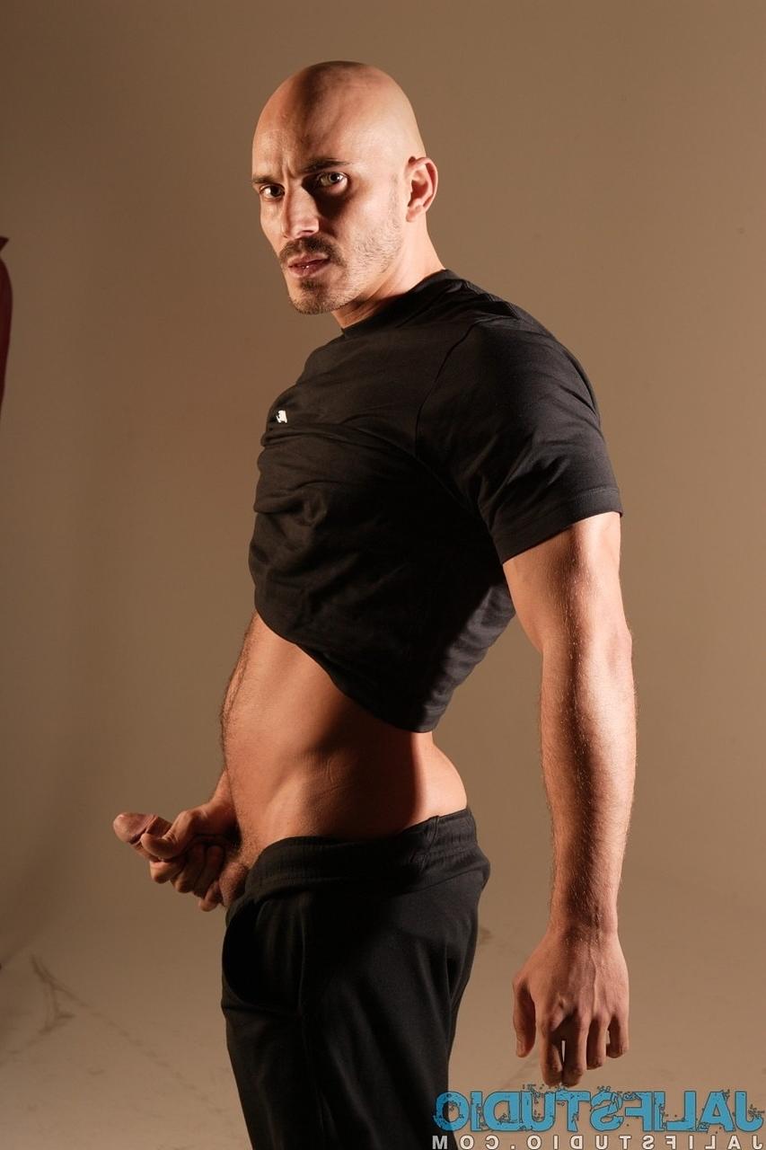 13P O careca gay gostoso Yenier tira sua camisa preta e mostra seu pau duro