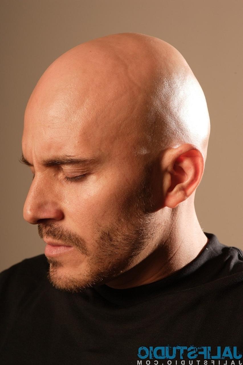 13P O careca gay gostoso Yenier tira sua camisa preta e mostra seu pau duro