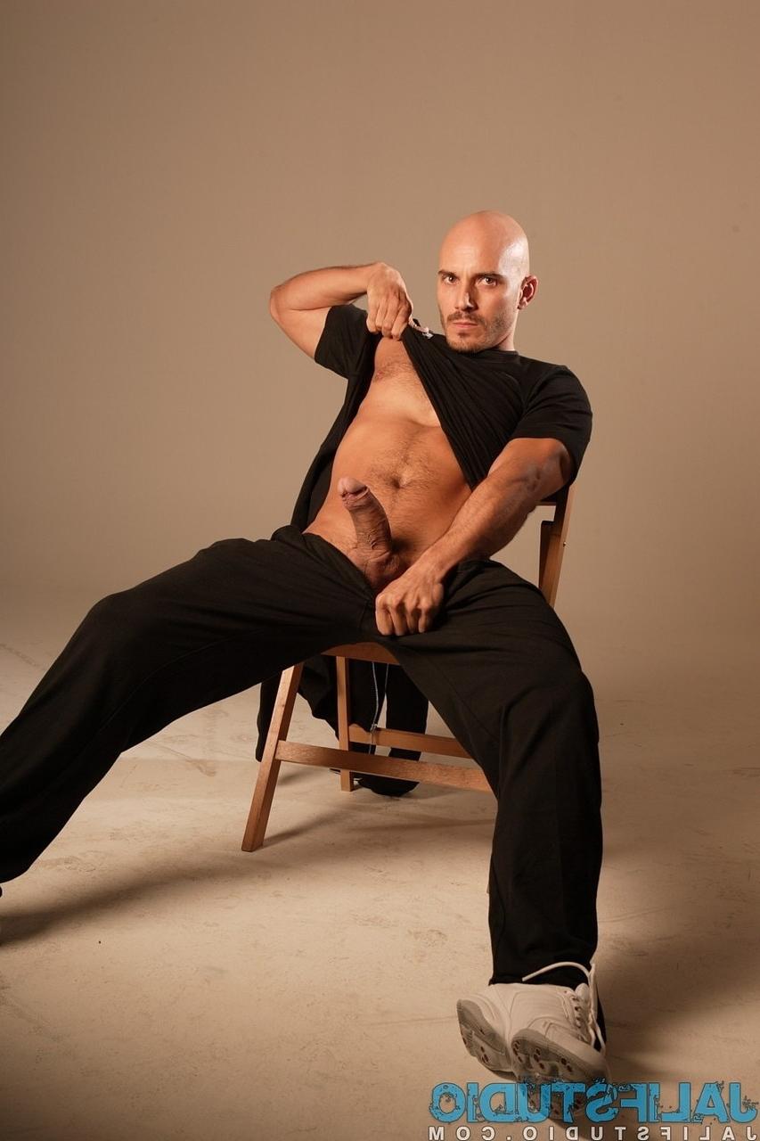 13P O careca gay gostoso Yenier tira sua camisa preta e mostra seu pau duro