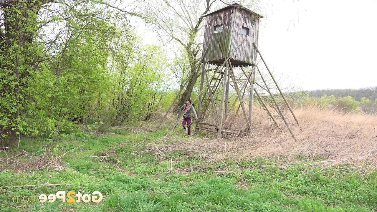 15P A garota solteira Billie mija em um pneu em uma estrada de terra no interior