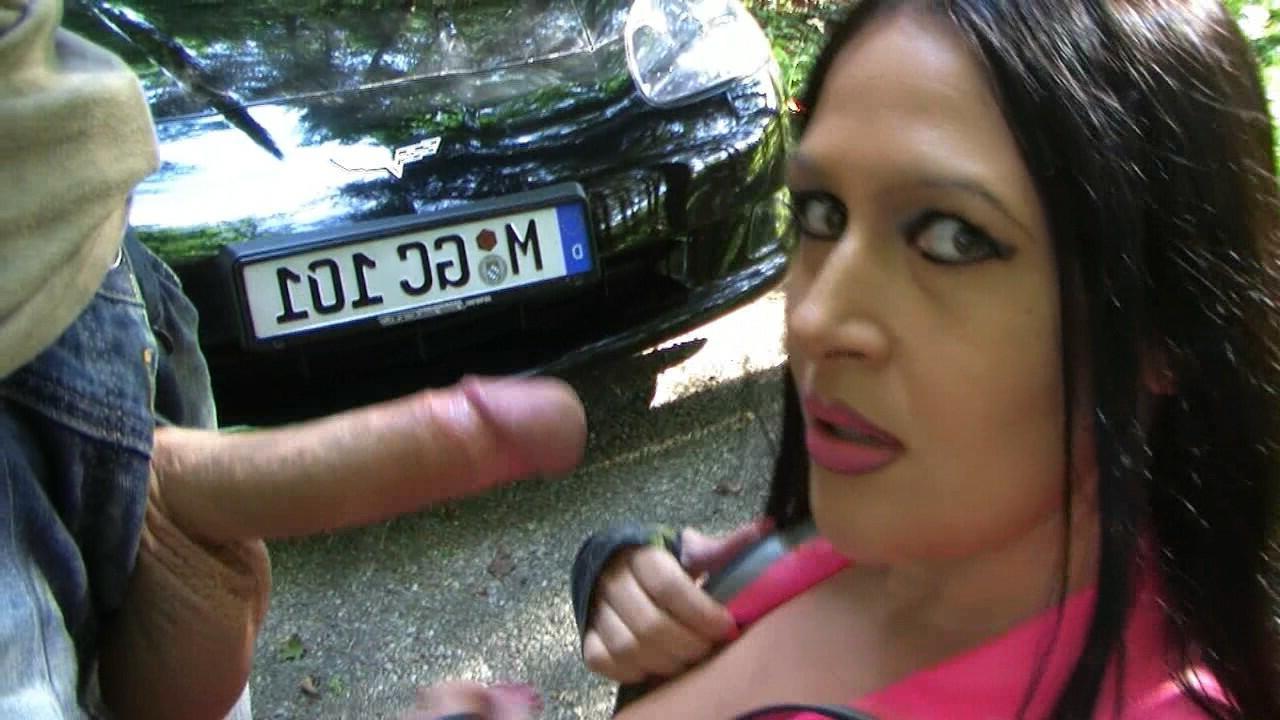 16P La MILF brune Lady Angelina se prend du sperme sur ses gros seins lors d'une pipe en plein air.