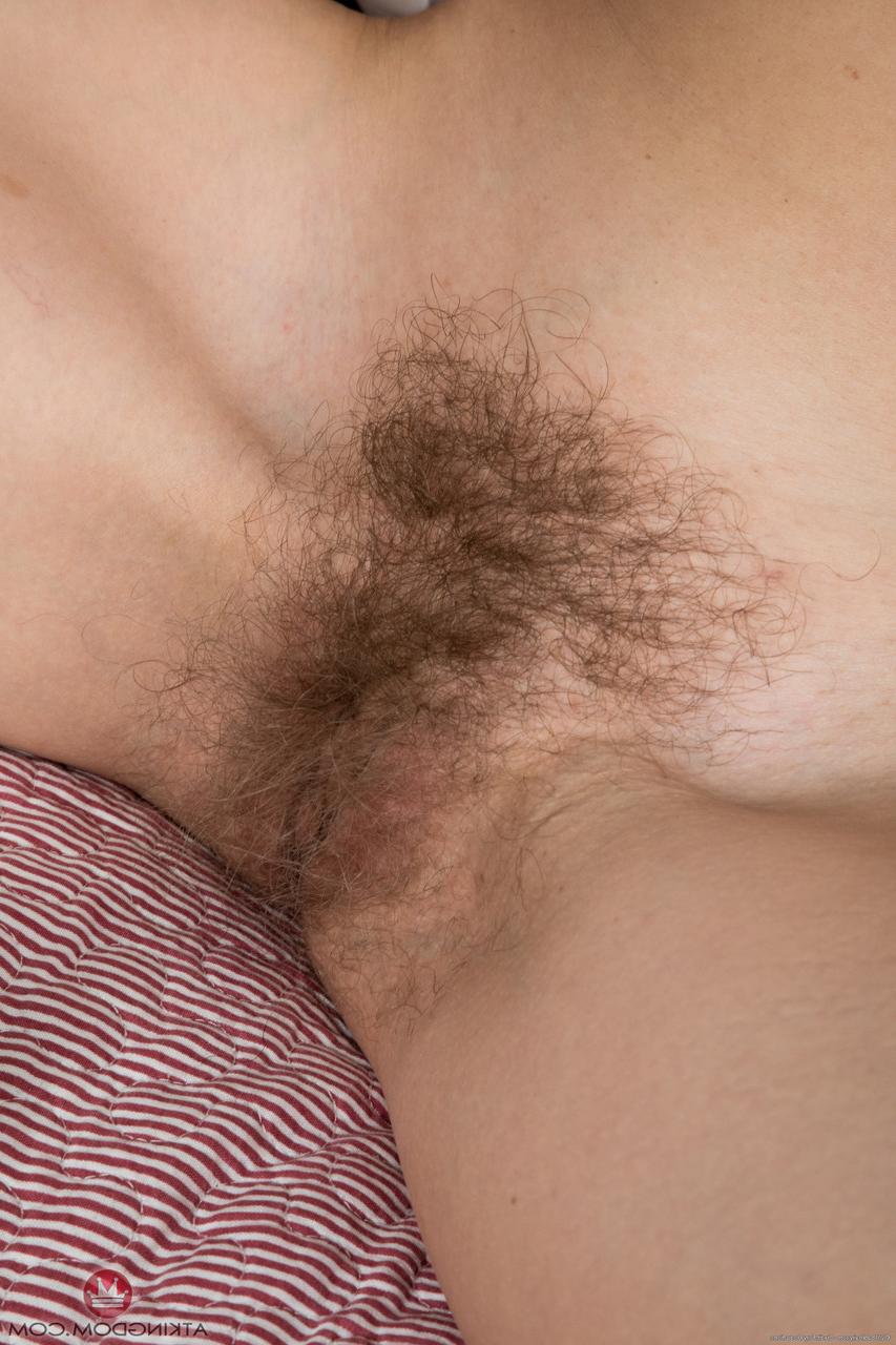 20P Loira sexy MILF Roxy despe-se e mostra sua buceta peluda de perto