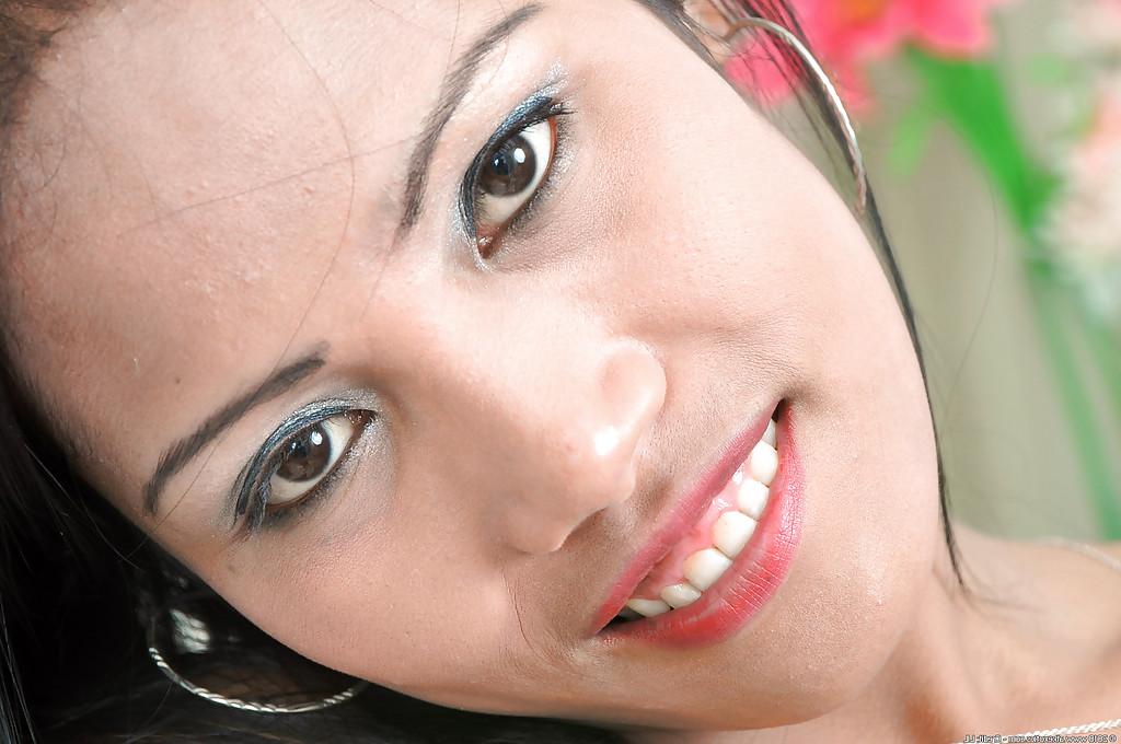 16P Petite Latina morena Rose tira a parte superior do biquíni para exibir pequenos peitos