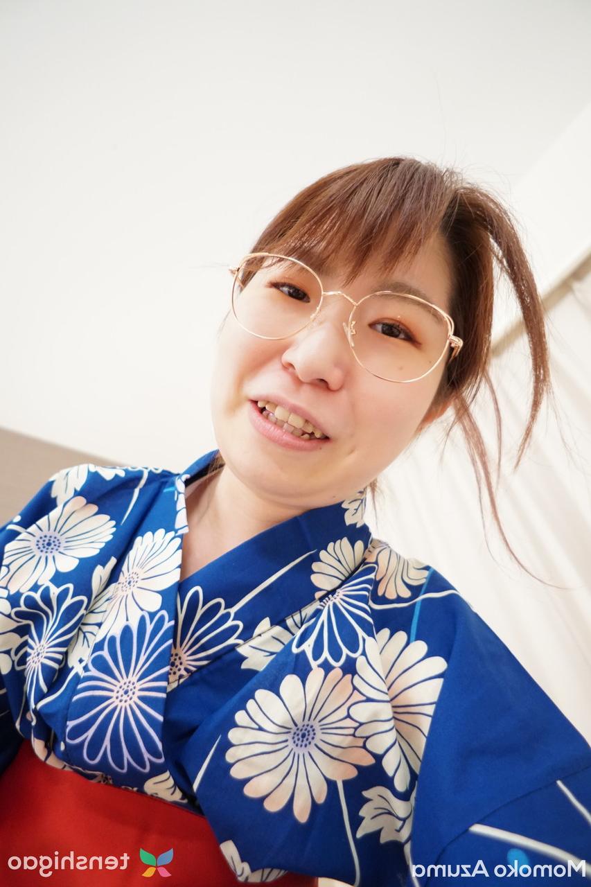 20P A mãe japonesa nerd Momoko Azuma recebe seu regalo peludo perfurado e engordado