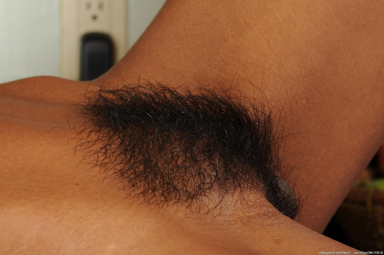 20P Adorável ébano MILF Lippz expõe seu corpo incrível e buceta peluda