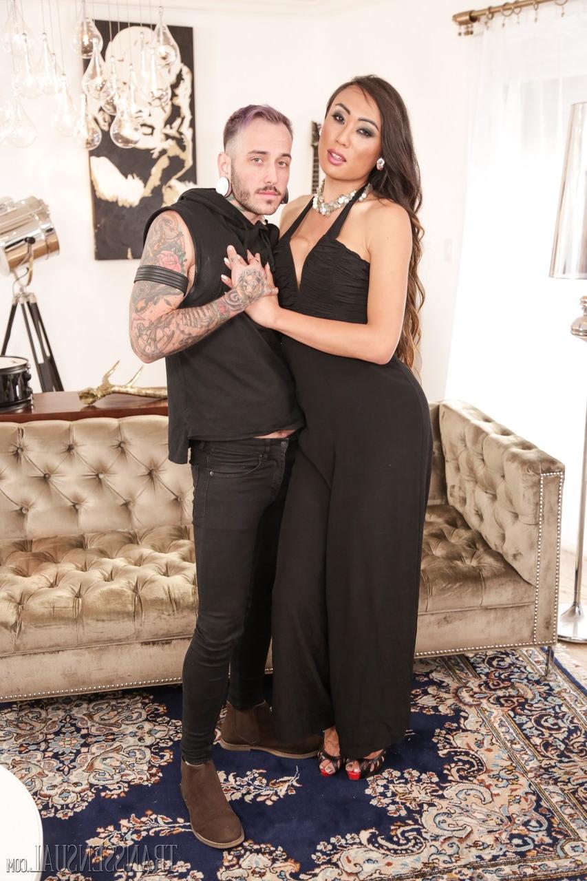 15P Transsensuel interprété par Viktor Belmont, Venus Lux Naked Photos