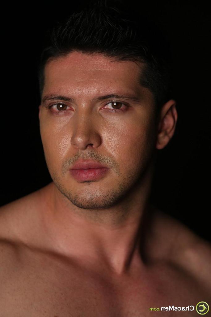 20P Santiago, gay musclé, perd sa chemise et son jean et montre son gros cul et sa bite