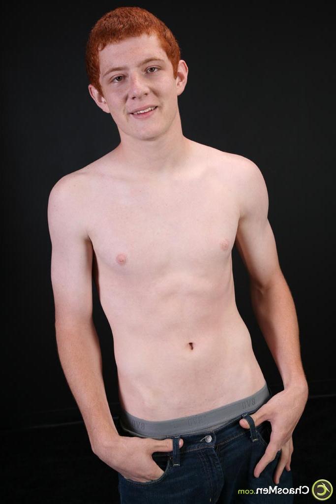 20P Jonah, gay au gingembre, dévoile sa grosse bite et pose nu en solo