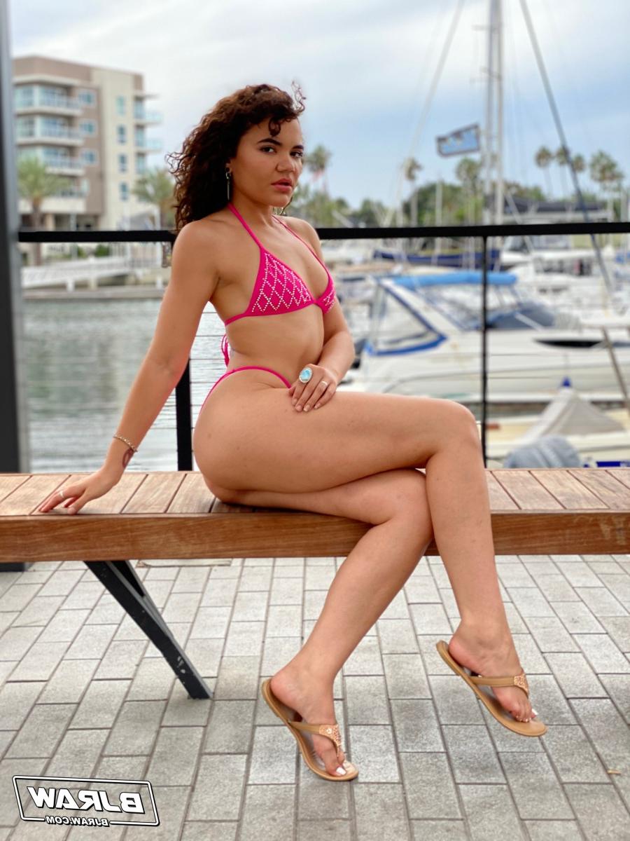 20P A adolescente negra Naudi Nala modela um biquíni em uma marina antes de um boquete POV