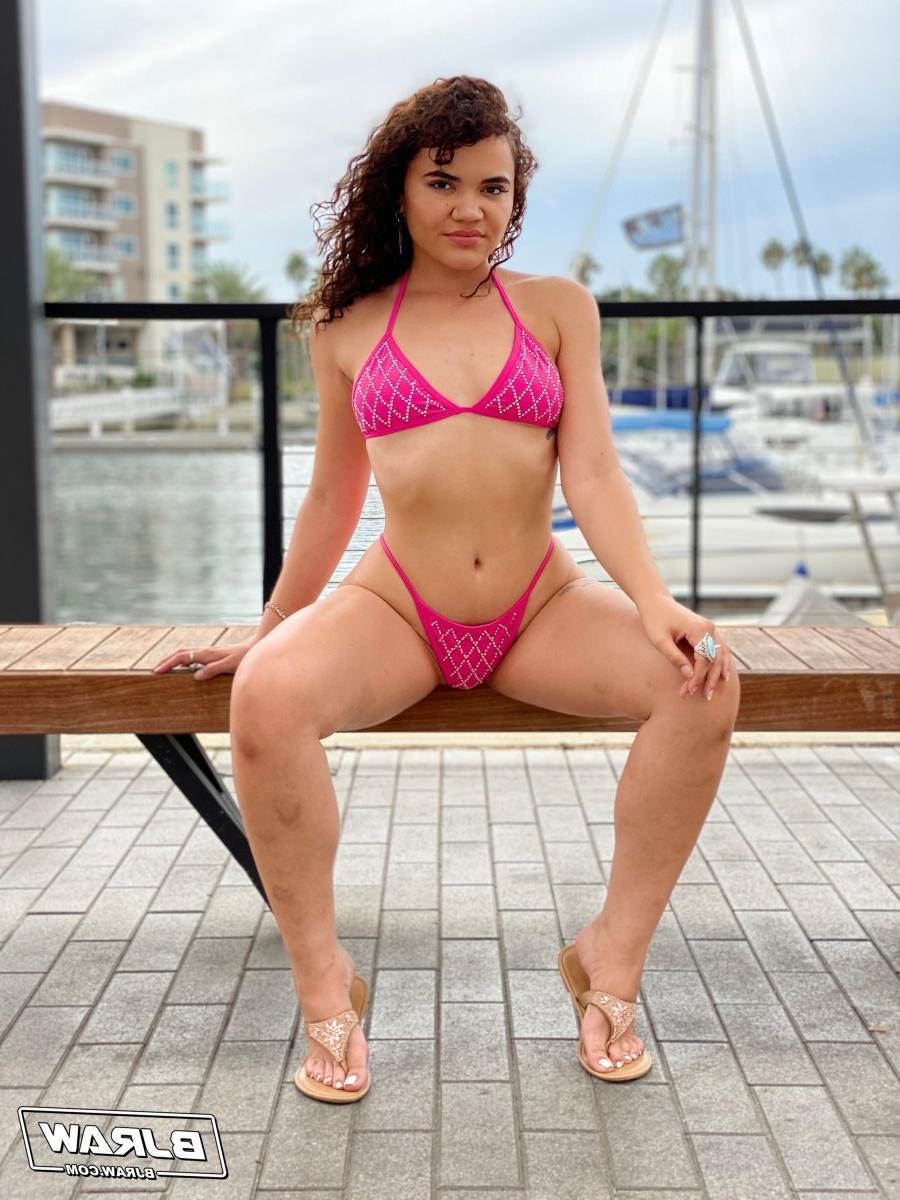 20P A adolescente negra Naudi Nala modela um biquíni em uma marina antes de um boquete POV