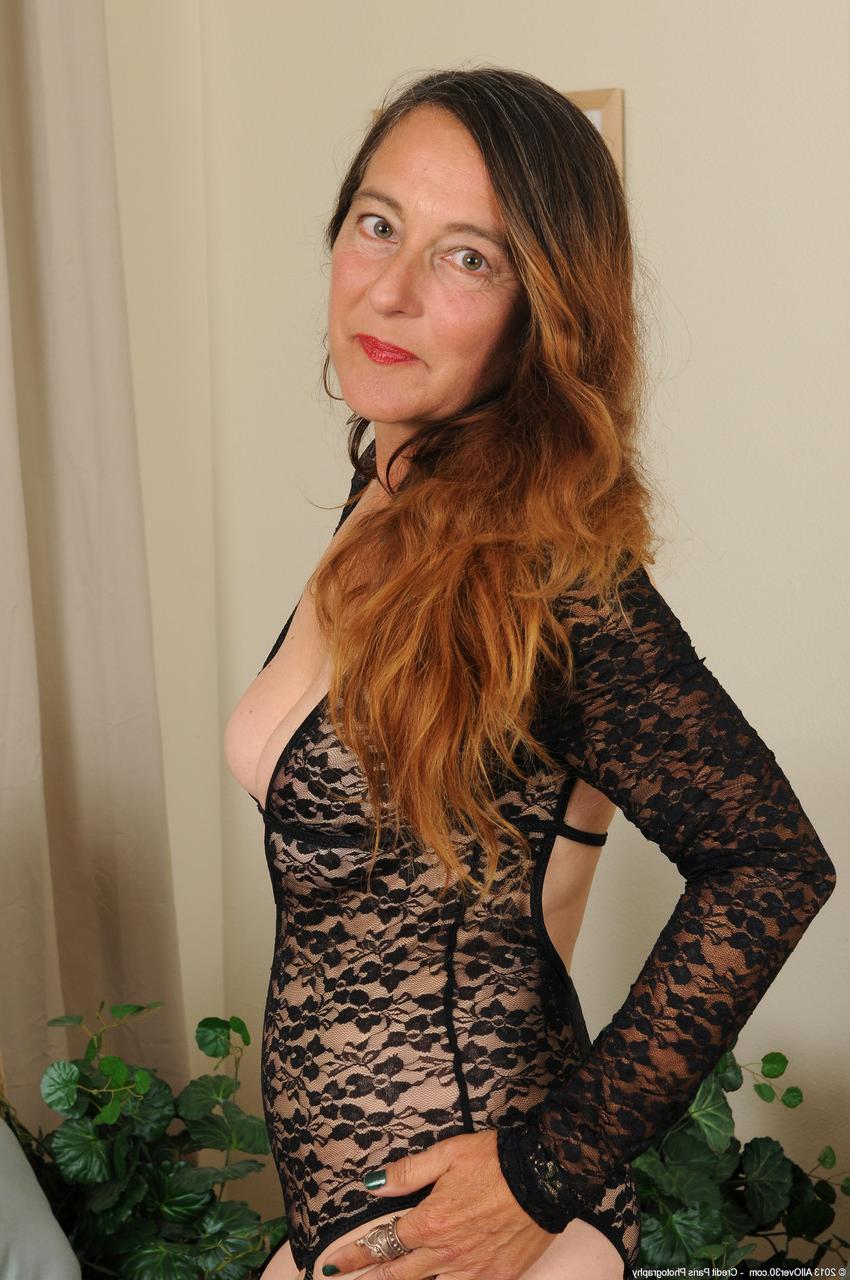 20P Amateur-MILF in Spitzenunterwäsche Nicola reibt ihre buschige Möse in einem Solo