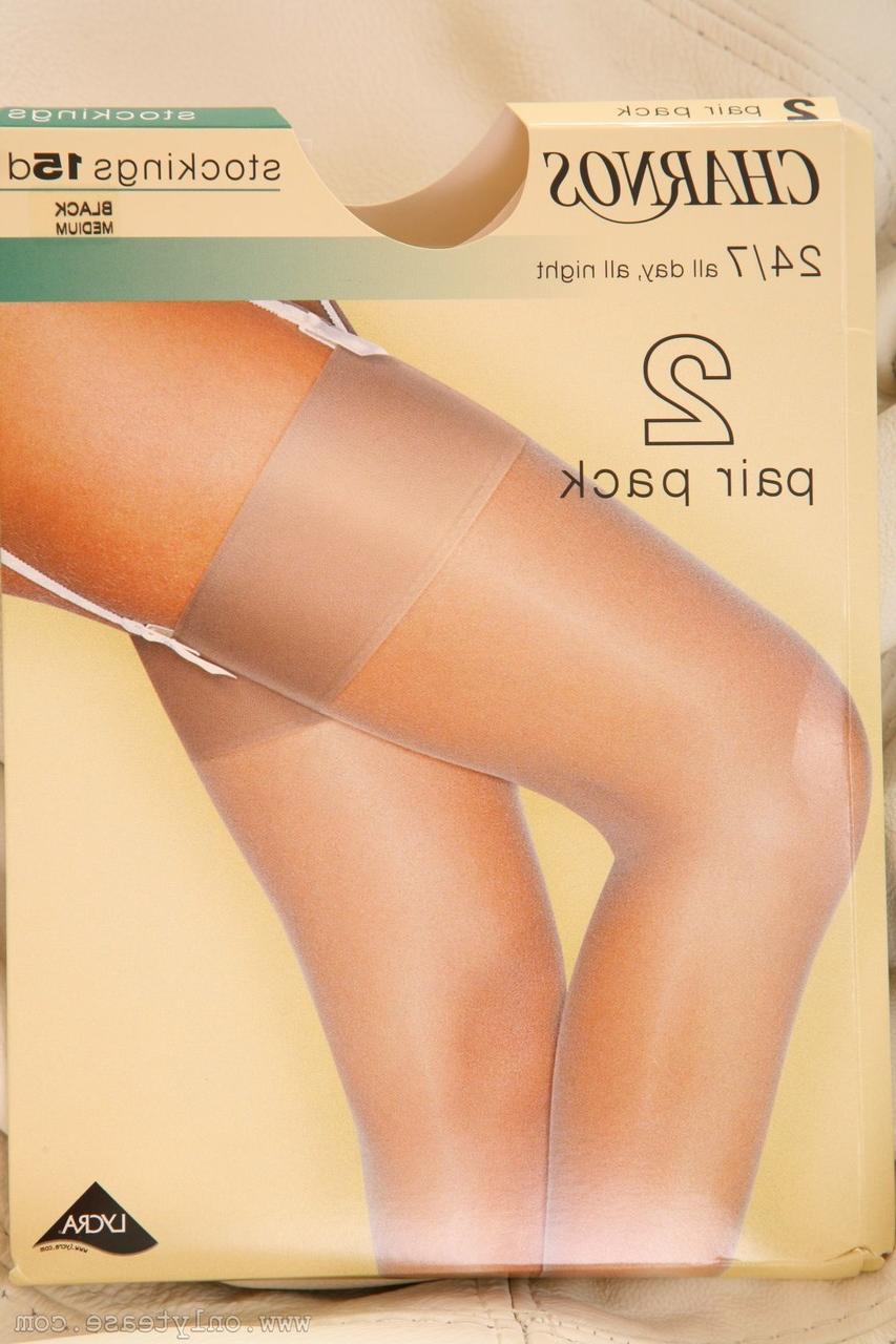 20P La jolie fille Lola V affiche ses jambes en bas en nylon et des bottes cool.