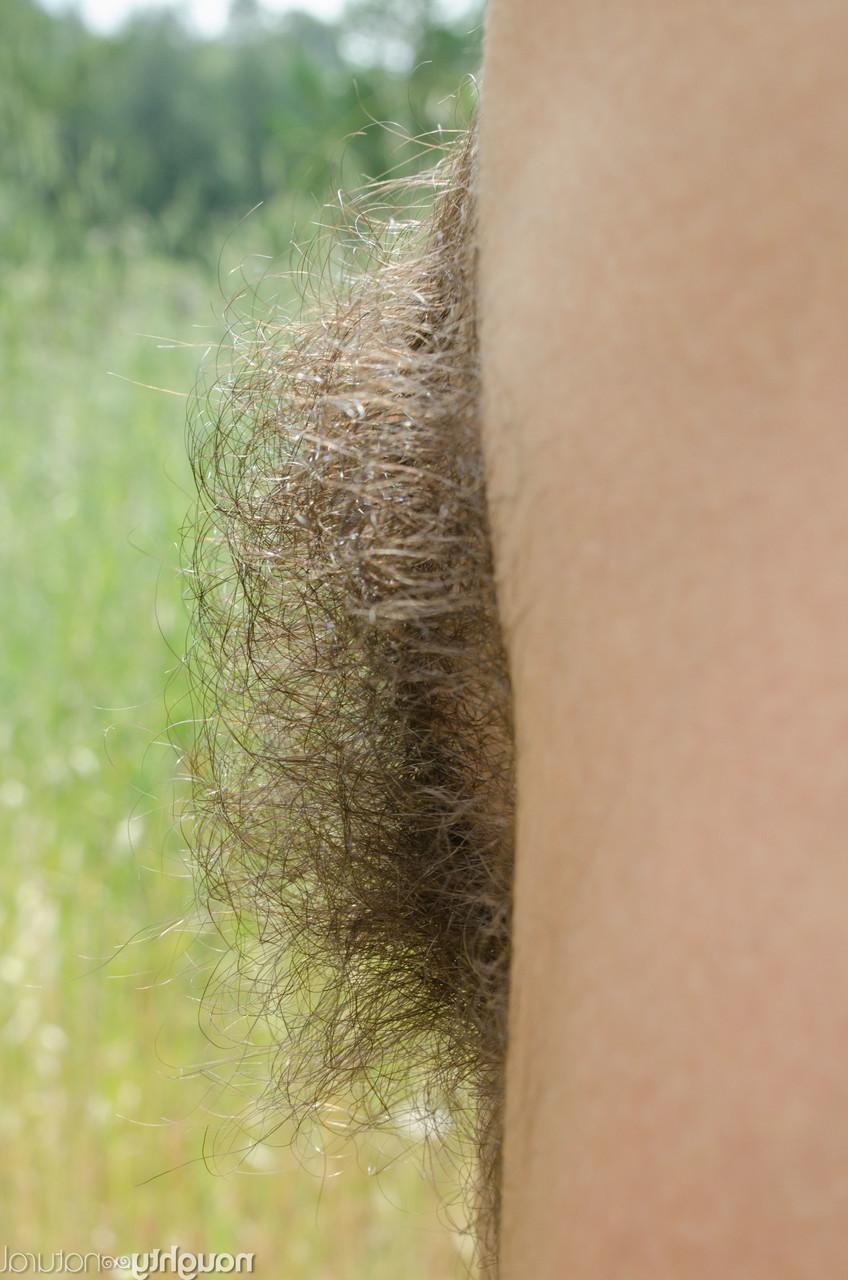20P A exibicionista amadora Katie Zucchini tira a roupa na natureza e expõe seu corpo peludo
