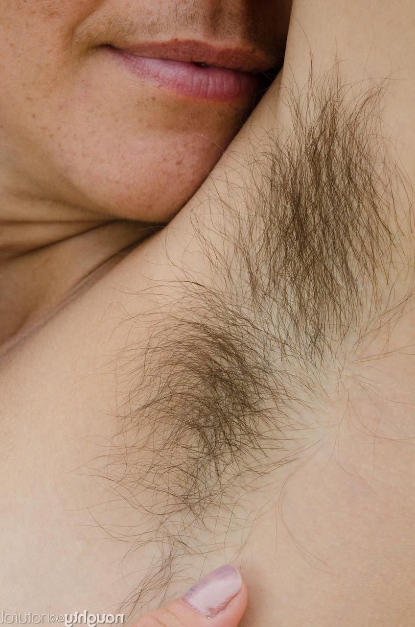 20P A exibicionista amadora Katie Zucchini tira a roupa na natureza e expõe seu corpo peludo