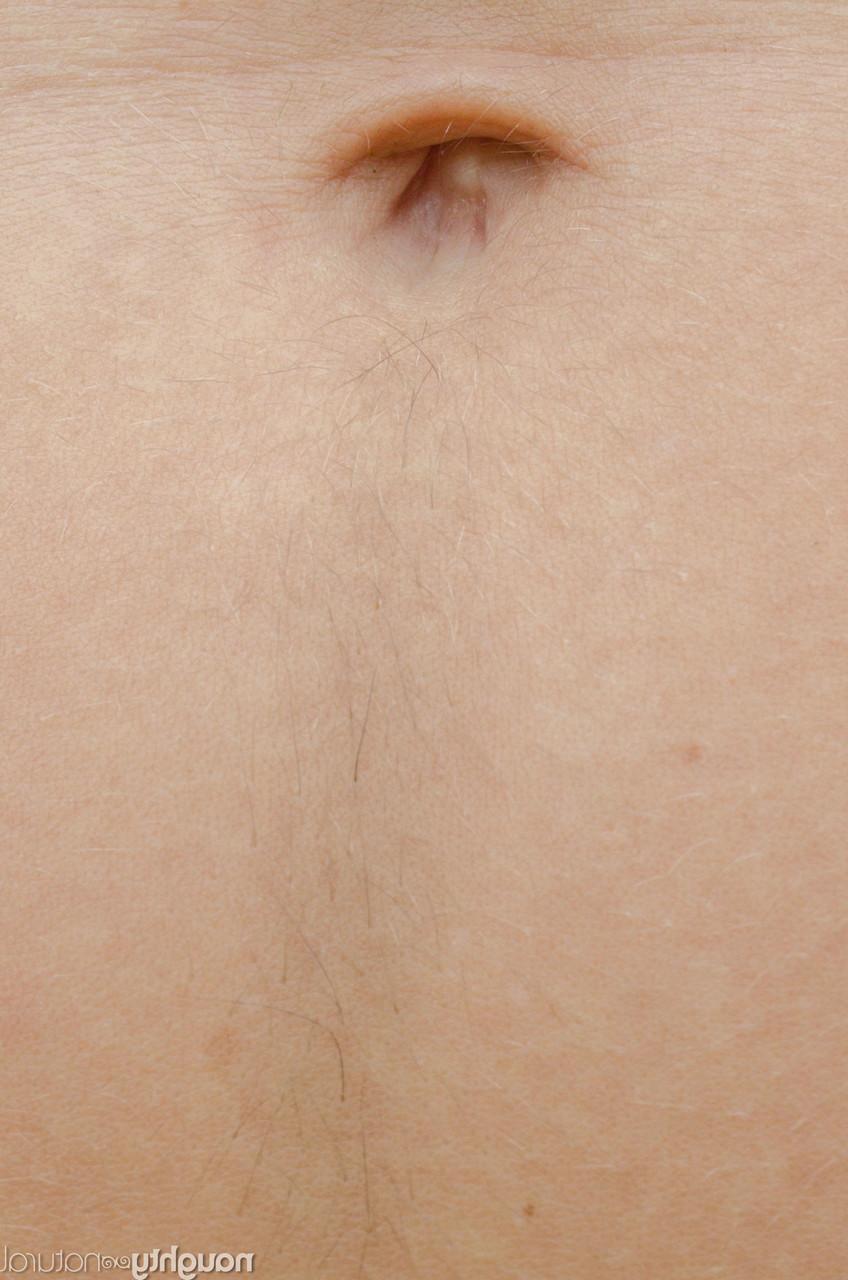 20P A exibicionista amadora Katie Zucchini tira a roupa na natureza e expõe seu corpo peludo