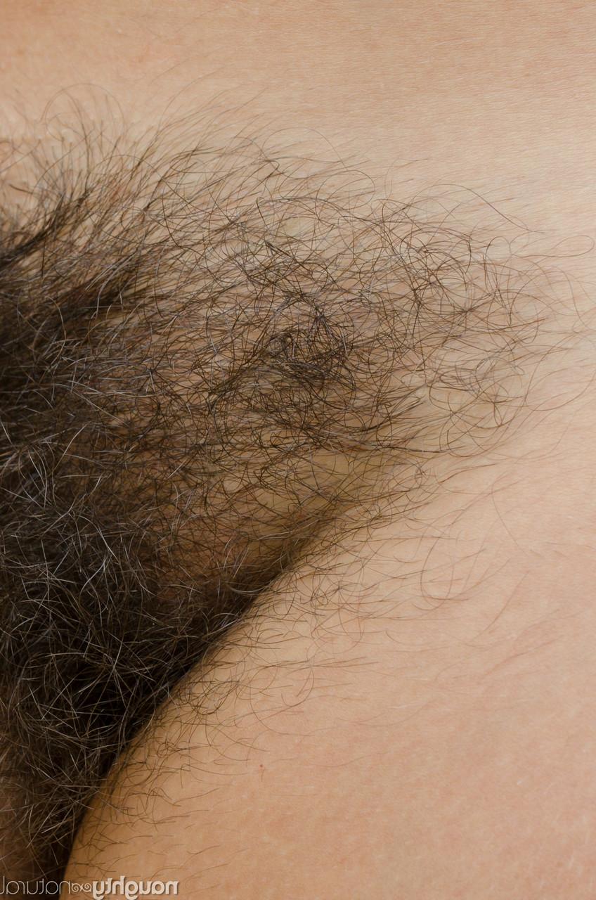 20P A exibicionista amadora Katie Zucchini tira a roupa na natureza e expõe seu corpo peludo