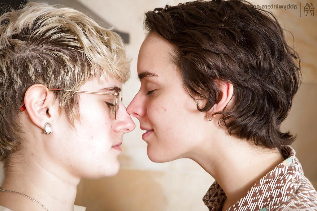 16P Lesbianas amateurs pervertidas maely y willa se tocan los dedos en lencería