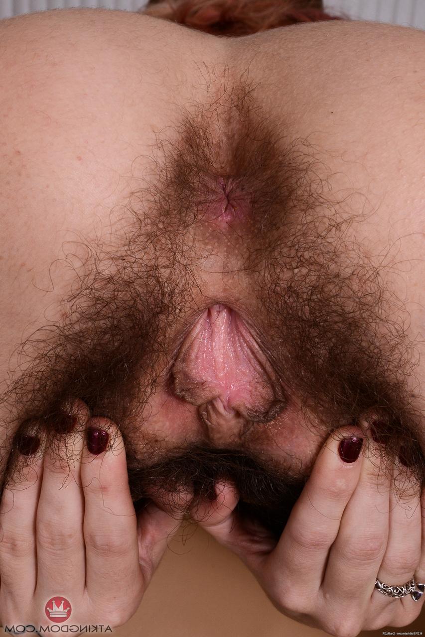 20P La delgada amateur Pearl Sage se desnuda y muestra su cuerpo tatuado y su coño peludo