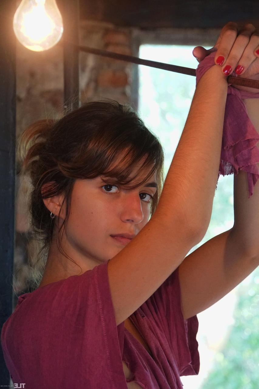 20P A doce adolescente Ursula B revela seu espólio e toca seu pedaço peludo